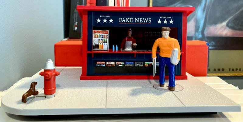Lionel Fake News Stand